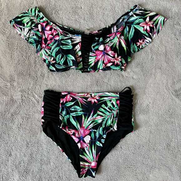 NWOT | Two-Piece Tropical Print Ruffled Swimsuit - Picture 8 of 8